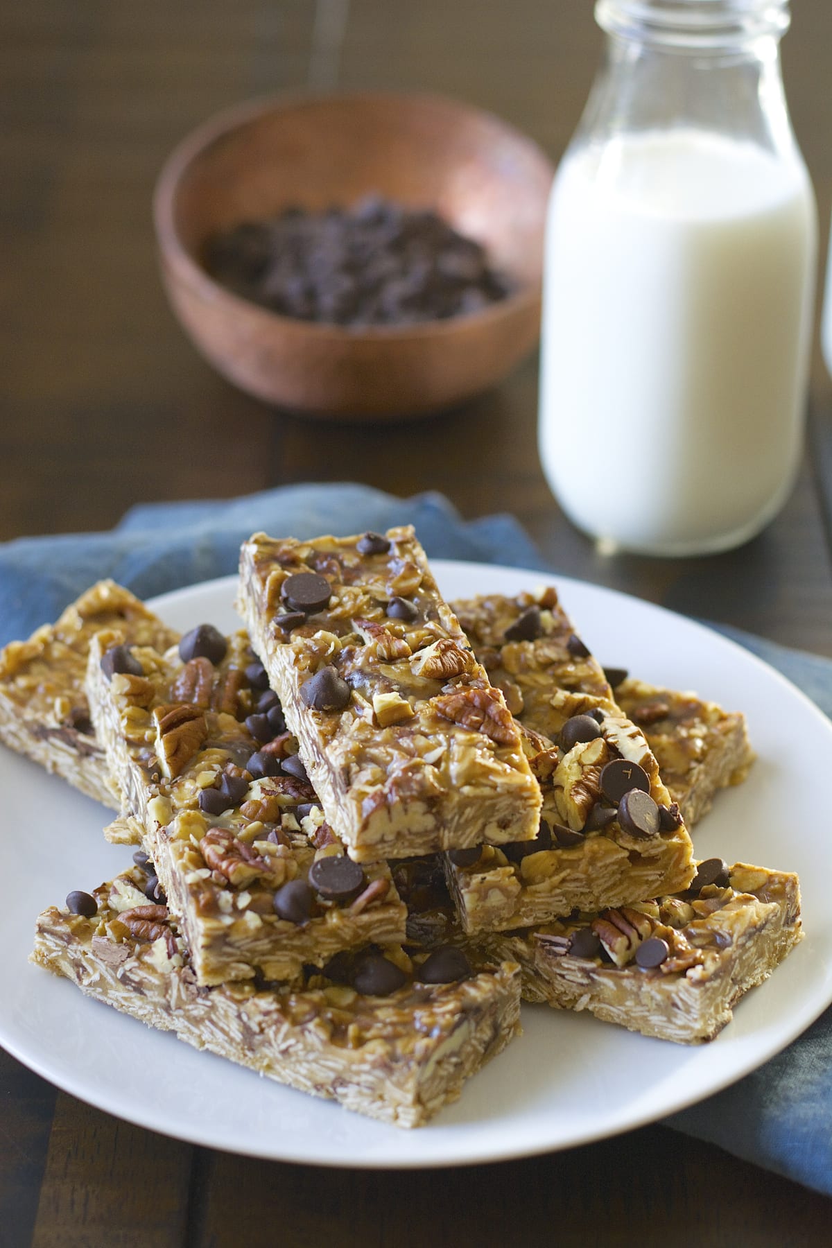 Super easy gluten free No Bake Peanut Butter Chocolate Chip Granola Bars! These bars perfect for an easy snack! 
