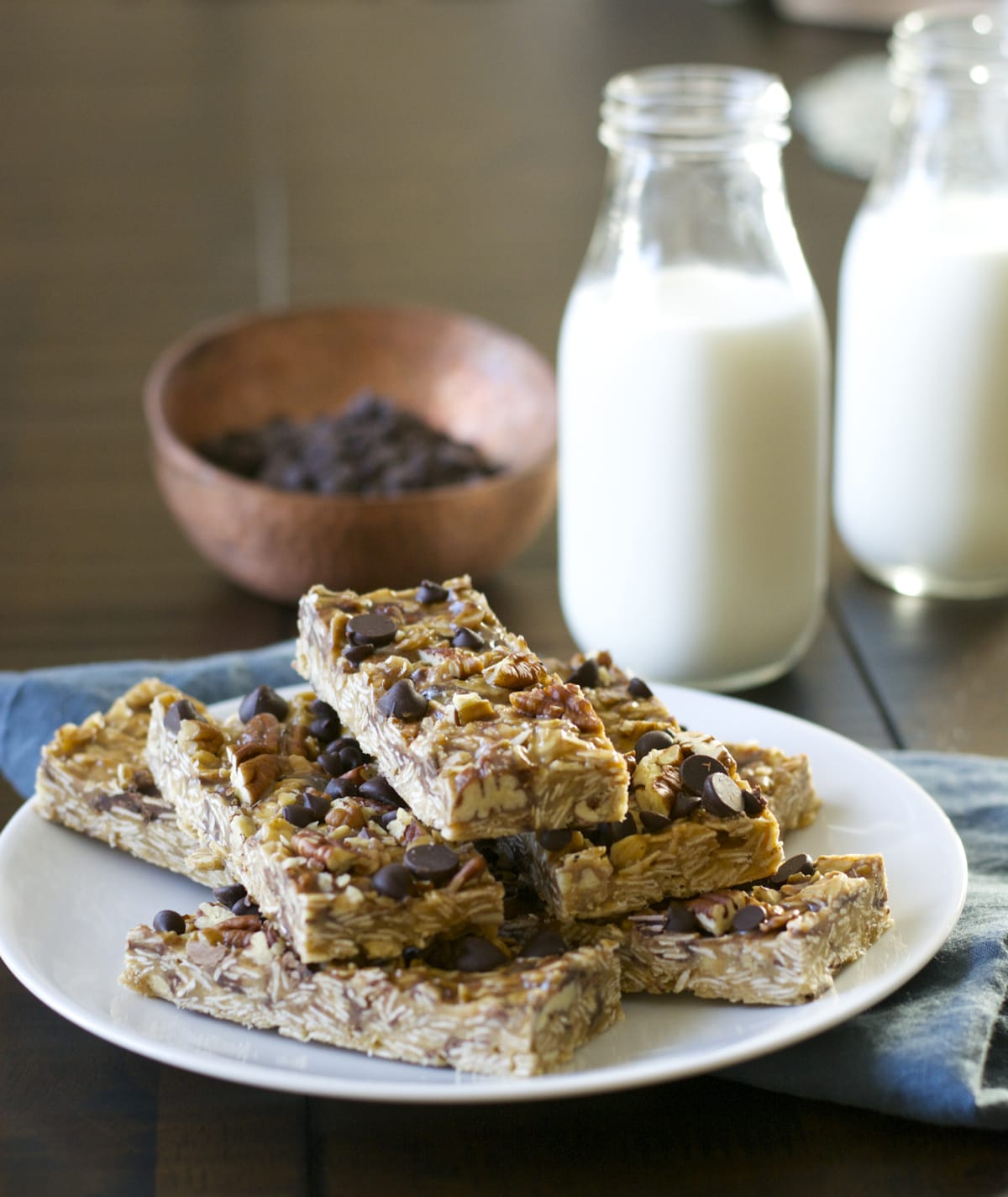 Super easy gluten free No Bake Peanut Butter Chocolate Chip Granola Bars! These bars perfect for an easy snack! 