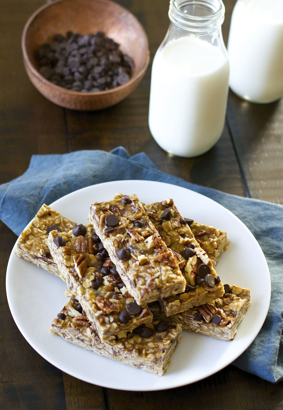 Super easy gluten free No Bake Peanut Butter Chocolate Chip Granola Bars! These bars perfect for an easy snack! 