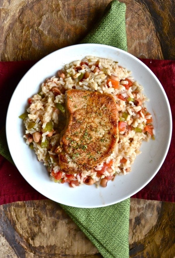 This One-Pan Pork Chops and Rice is loaded with tender rice, black eyed peas and Cajun pork chops. This easy dinner recipe is quick, inexpensive, and easy!