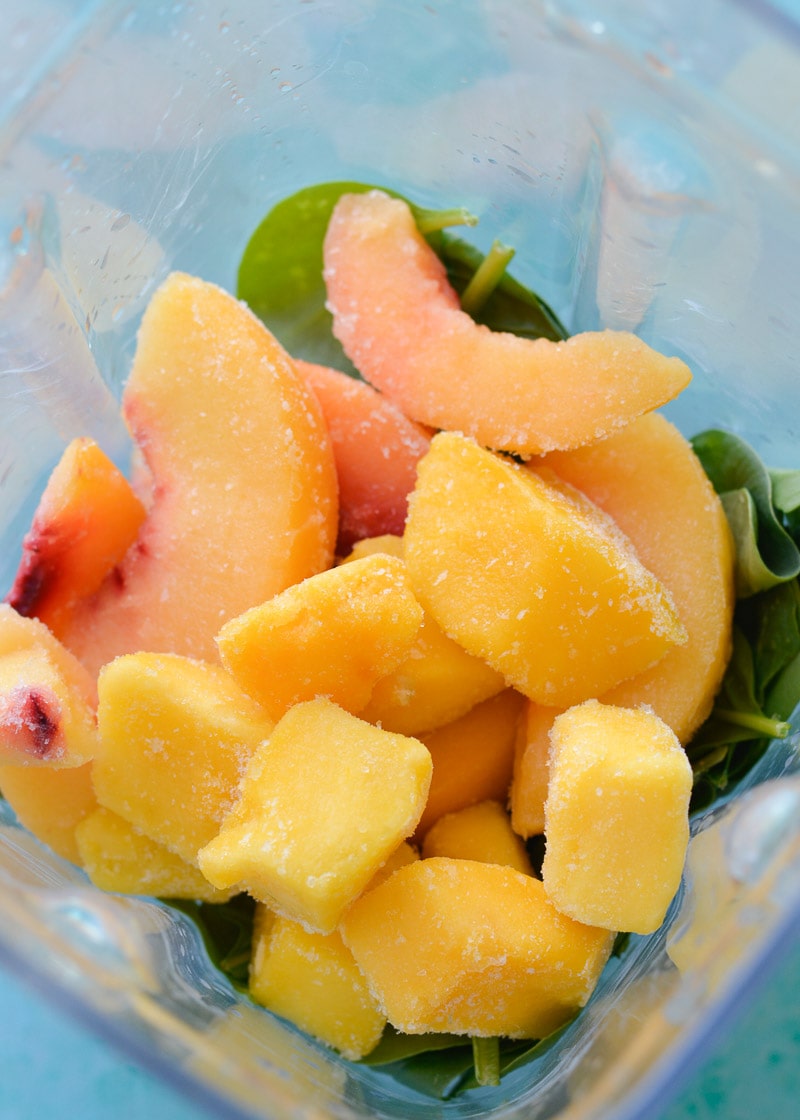 Ingredients needed to make a peach smoothie without yogurt in a blender. 
