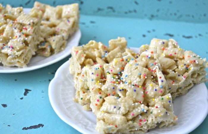 These five ingredient Cake Batter Bars are a sweet gluten free treat! These easy cereal snack bars are the perfect school snack for your kiddos!