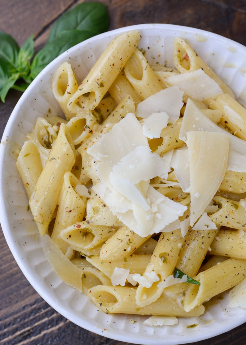 This one-pan Creamy Penne Pesto Pasta is packed with flavor and ready in just 10 minutes! Perfect for an easy weeknight meal!