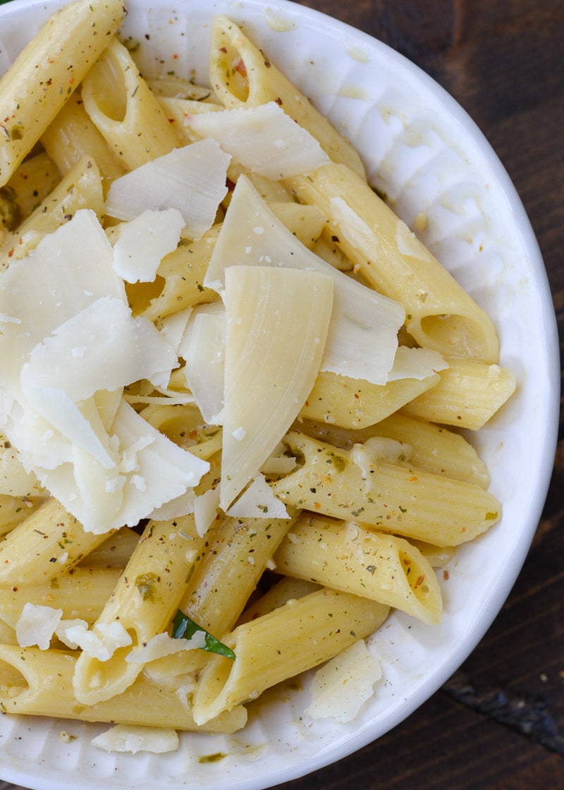 This one-pan Creamy Penne Pesto Pasta is packed with flavor and ready in just 10 minutes! Perfect for an easy weeknight meal!