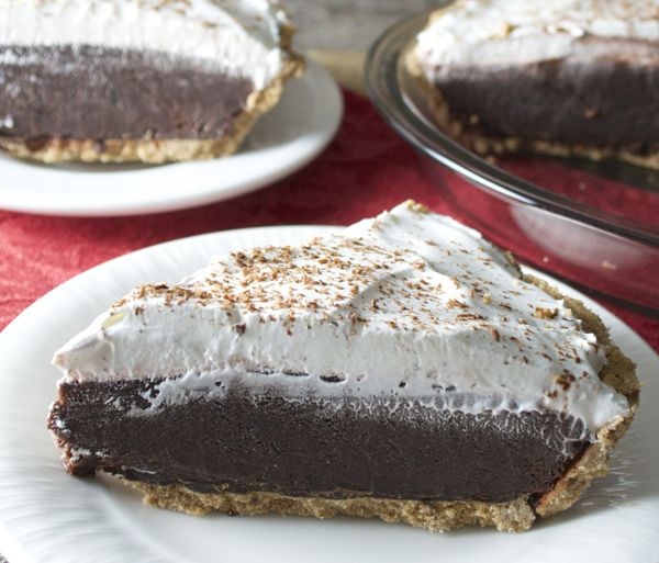 No Bake Peppermint Mocha Pie! Totally gluten free and perfect for the holidays! www.maebells.com