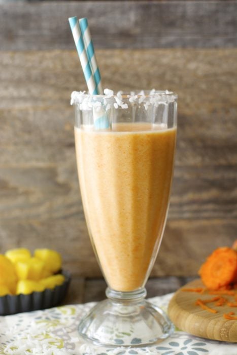 Carrot Cake Smoothie!! Packed with fruit and veggies! Super healthy and totally delicious! www.maebells.com