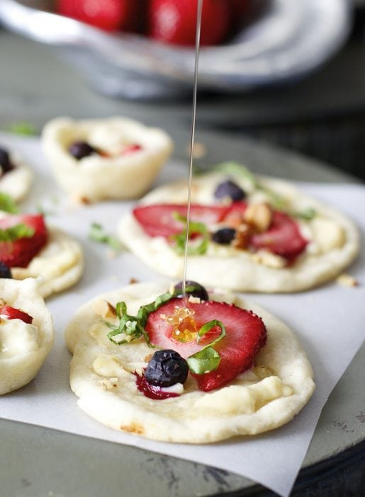 These light Strawberry and Honey Goat Cheese Bites are a simple yet elegant appetizer for Spring brunch! 