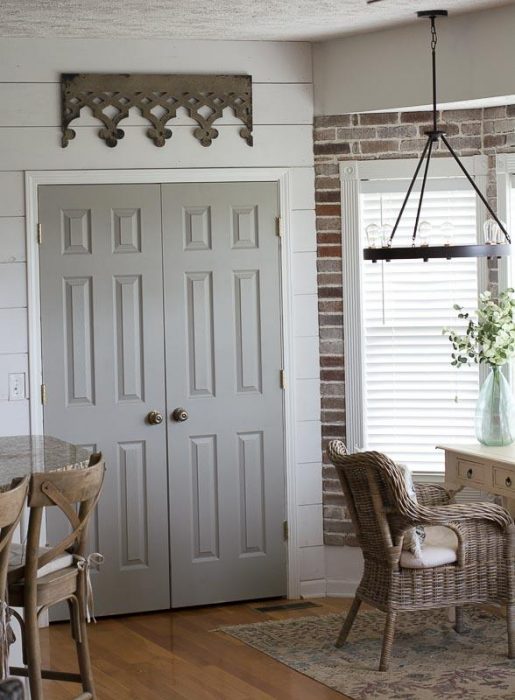 Easy Ways to add Farmhouse Style on a Budget! Affordable farmhouse decor perfect for creating the Fixer Upper look! 