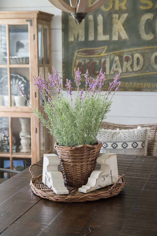 Easy Ways to add Farmhouse Style on a Budget! Affordable farmhouse decor perfect for creating the Fixer Upper look! 