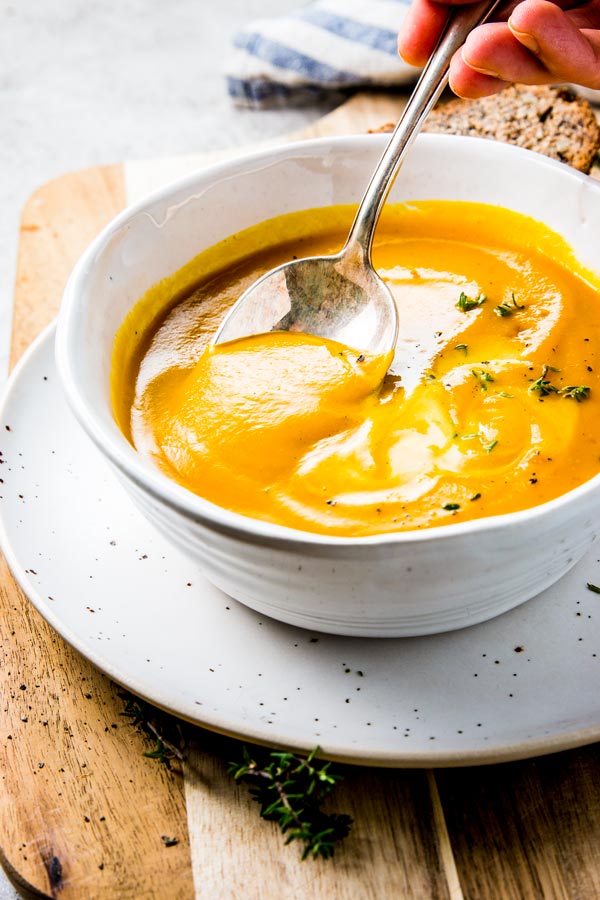 20+ af de bedste glutenfri suppeopskrifter, der er perfekte til efterårs- og vintermånederne! Du vil elske, hvor nemt dette gør måltidsplanlægning! #mealprep #slowcooker