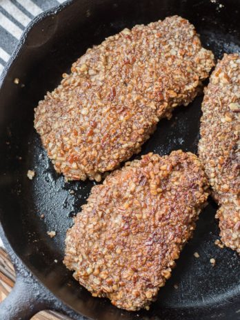 These delicious Pecan Crusted Pork Chops are an easy 30 minute weeknight meal! #glutenfree #keto #easyrecipe