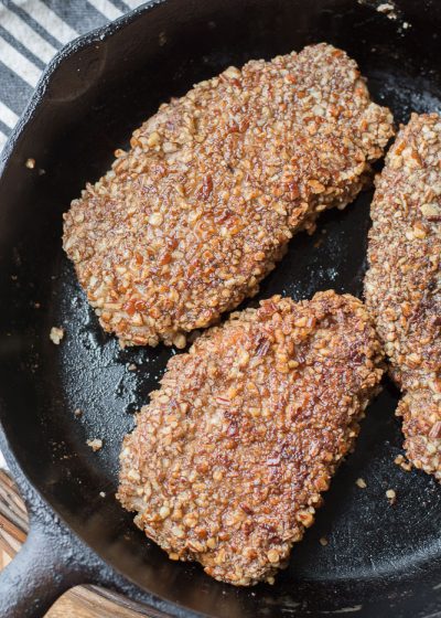 These delicious Pecan Crusted Pork Chops are an easy 30 minute weeknight meal! #glutenfree #keto #easyrecipe