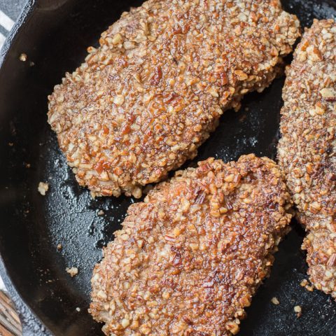 These delicious Pecan Crusted Pork Chops are an easy 30 minute weeknight meal! #glutenfree #keto #easyrecipe