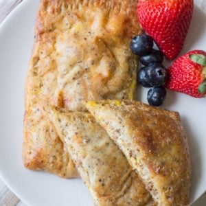 Wondering what to eat for breakfast on keto? These Keto Breakfast Hot Pockets are loaded with sausage, cream cheese and eggs! The perfect grab and go keto breakfast! #keto