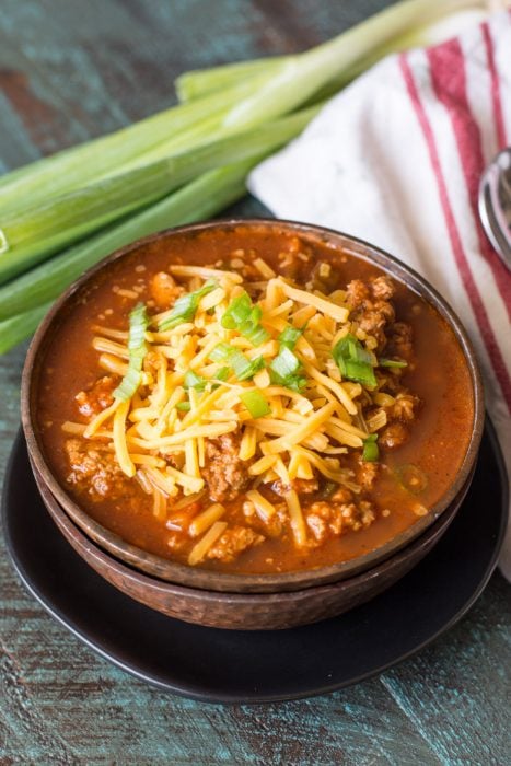 This hearty keto chili features tons of meat, peppers, spices and tomatoes! At just 8.5 net carbs per serving this low carb, no bean chili will a family favorite! #keto