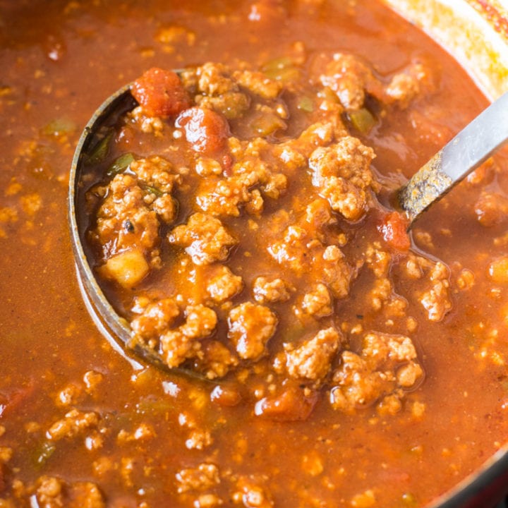 This hearty keto chili features tons of meat, peppers, spices and tomatoes! At just 8.5 net carbs per serving this low carb, no bean chili will a family favorite! #keto