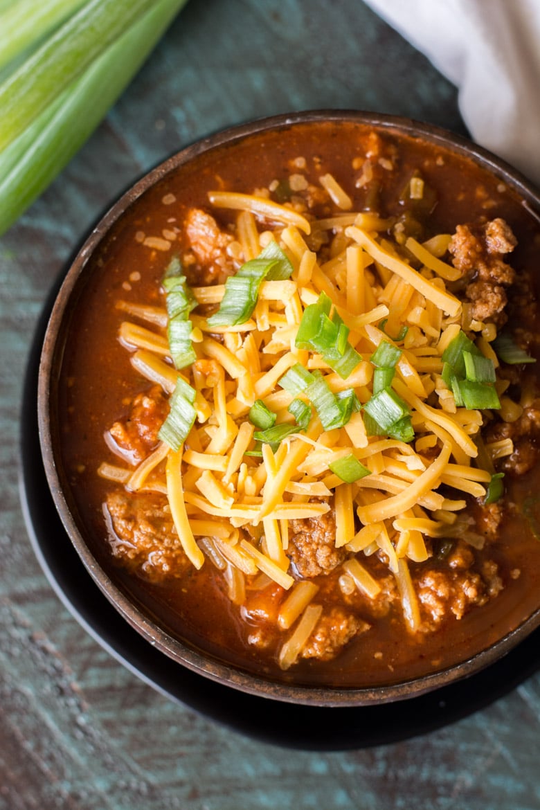 This hearty keto chili features tons of meat, peppers, spices and tomatoes! At just 8.5 net carbs per serving this low carb, no bean chili will a family favorite! #keto