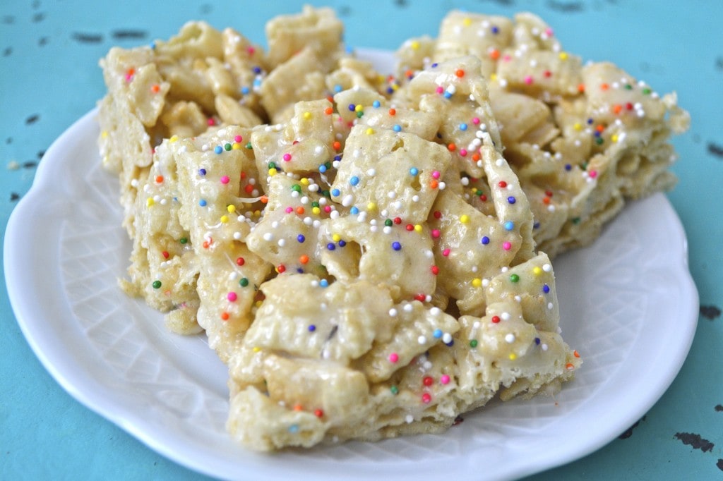 These five ingredient Cake Batter Bars are a sweet gluten free treat! These easy cereal snack bars are the perfect school snack for your kiddos!