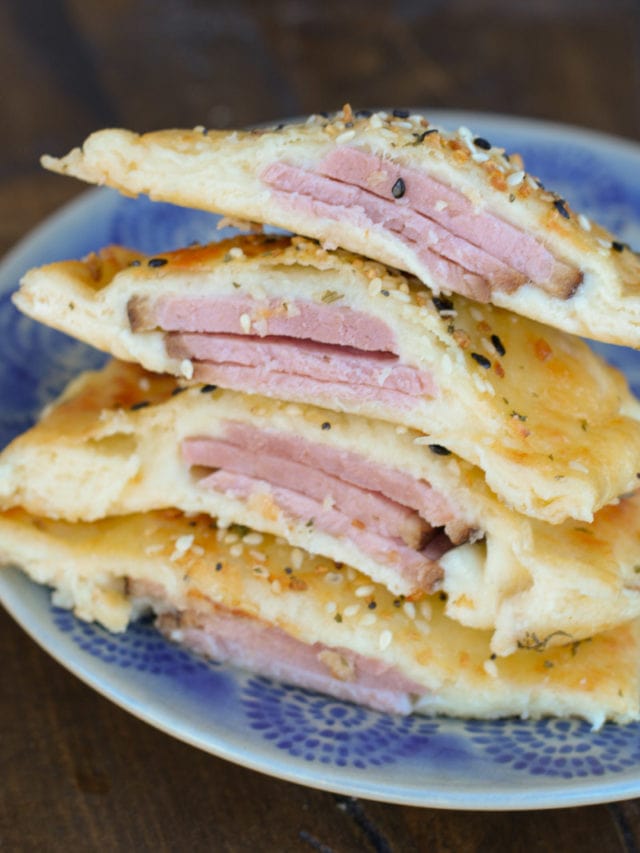 These Keto Ham and Cheese Calzones make the perfect meal prep lunch! Each cheesy calzone has just 3.5 net carbs!