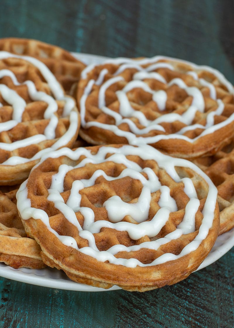 These Cinnamon Roll Chaffles are going to be your go to for a keto breakfast! At only 2 net carbs including the cream cheese icing, you’ll love these for low carb meal prep!
