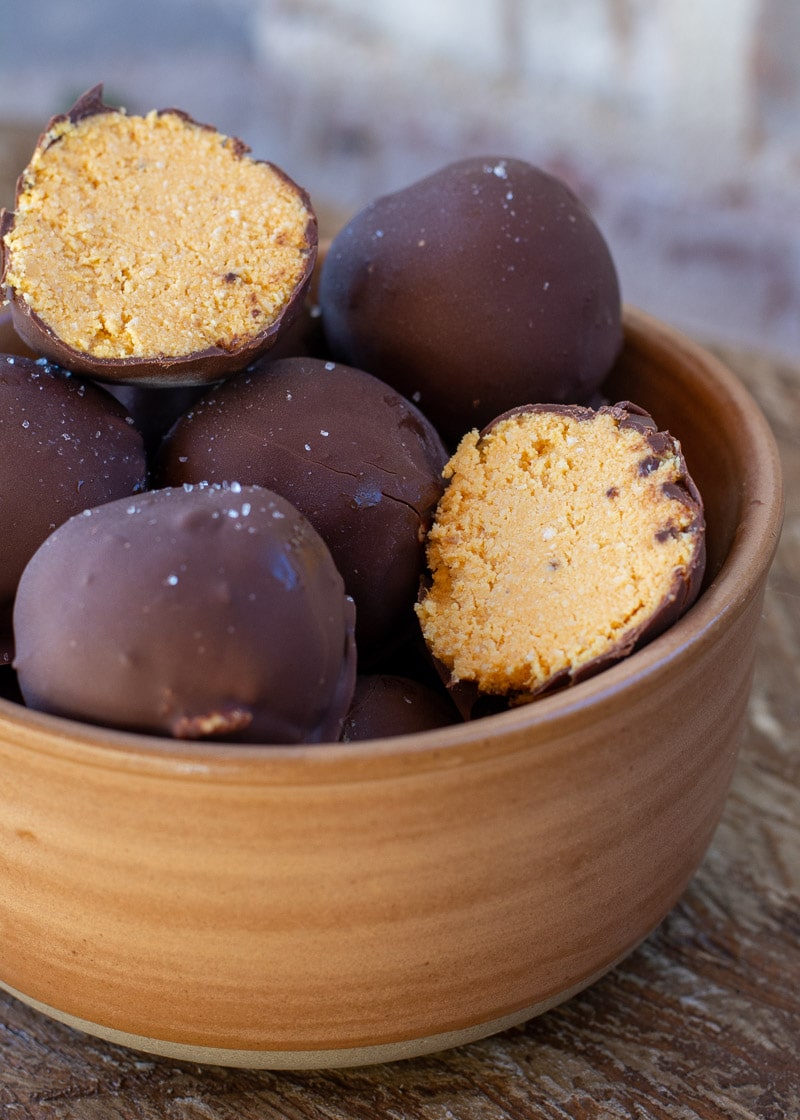 These Pumpkin Cheesecake Truffles are the perfect quick and easy keto snack! Each bite is full of pumpkin and dark chocolate and they're only 2 net carbs each!
