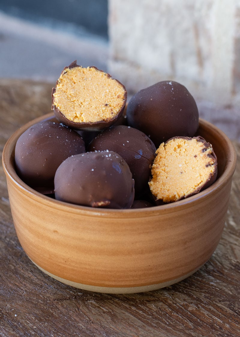 These Pumpkin Cheesecake Truffles are the perfect quick and easy keto snack! Each bite is full of pumpkin and dark chocolate and they're only 2 net carbs each!