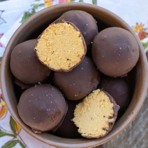 These Pumpkin Cheesecake Truffles are the perfect quick and easy keto snack! Each bite is full of pumpkin and dark chocolate and they're only 2 net carbs each!