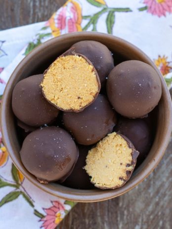 These Pumpkin Cheesecake Truffles are the perfect quick and easy keto snack! Each bite is full of pumpkin and dark chocolate and they're only 2 net carbs each!