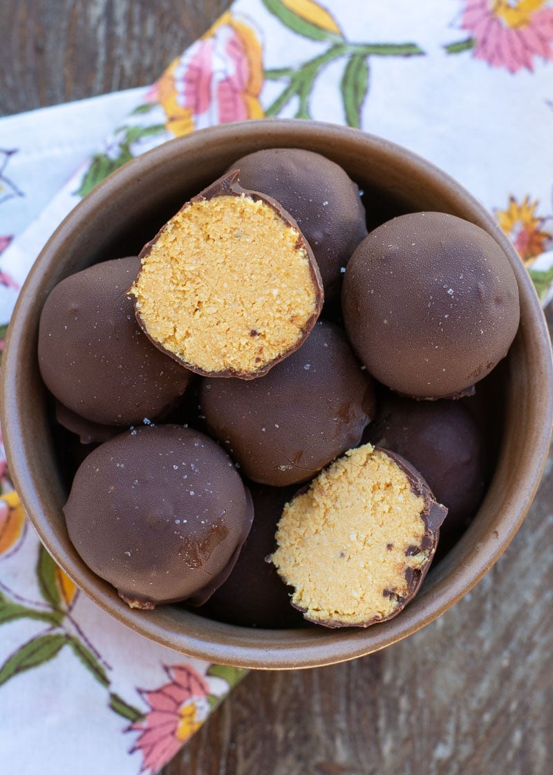 These Pumpkin Cheesecake Truffles are the perfect quick and easy keto snack! Each bite is full of pumpkin and dark chocolate and they're only 2 net carbs each!