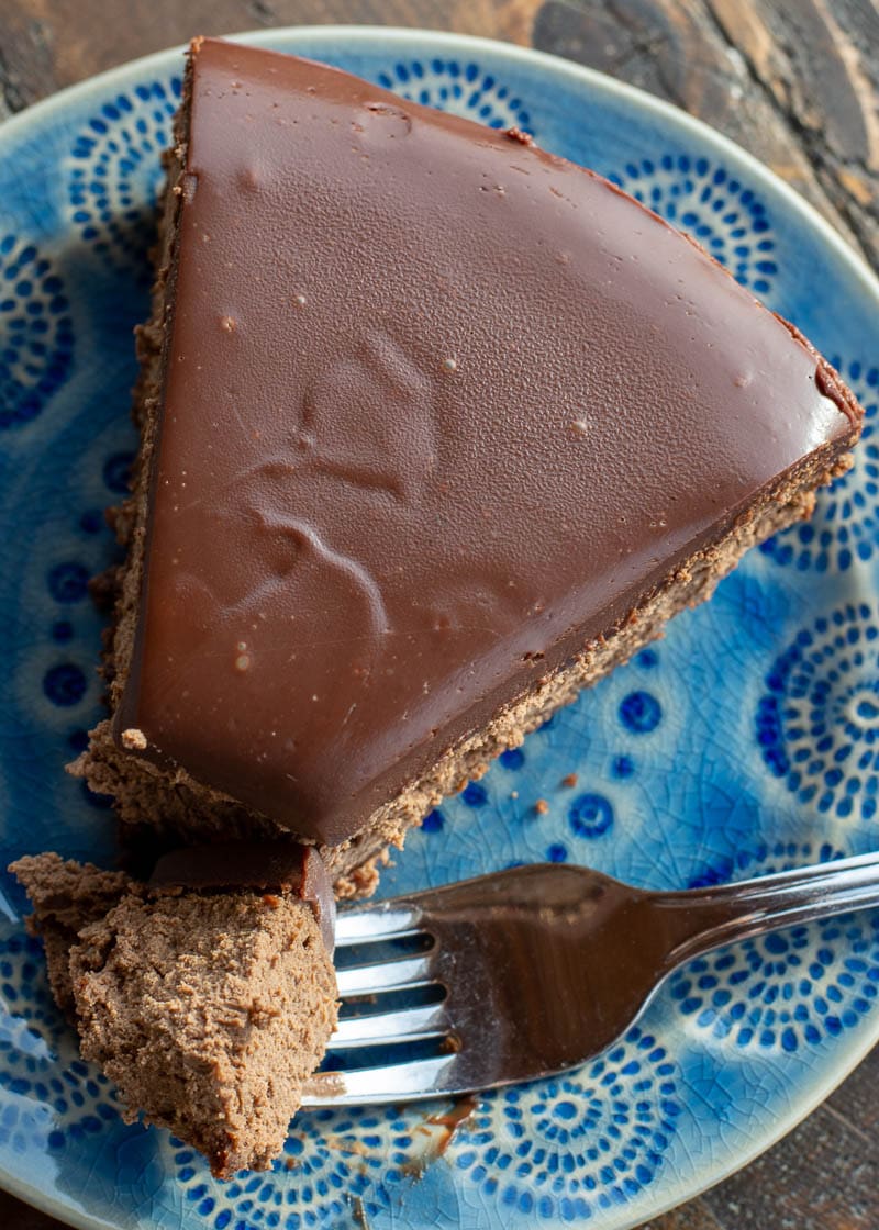 Decadent Mocha Cheesecake makes the perfect low carb dessert! A chocolate shortbread crust is topped with creamy mocha cheesecake and silky smooth dark chocolate ganache for less than 7 net carbs! 