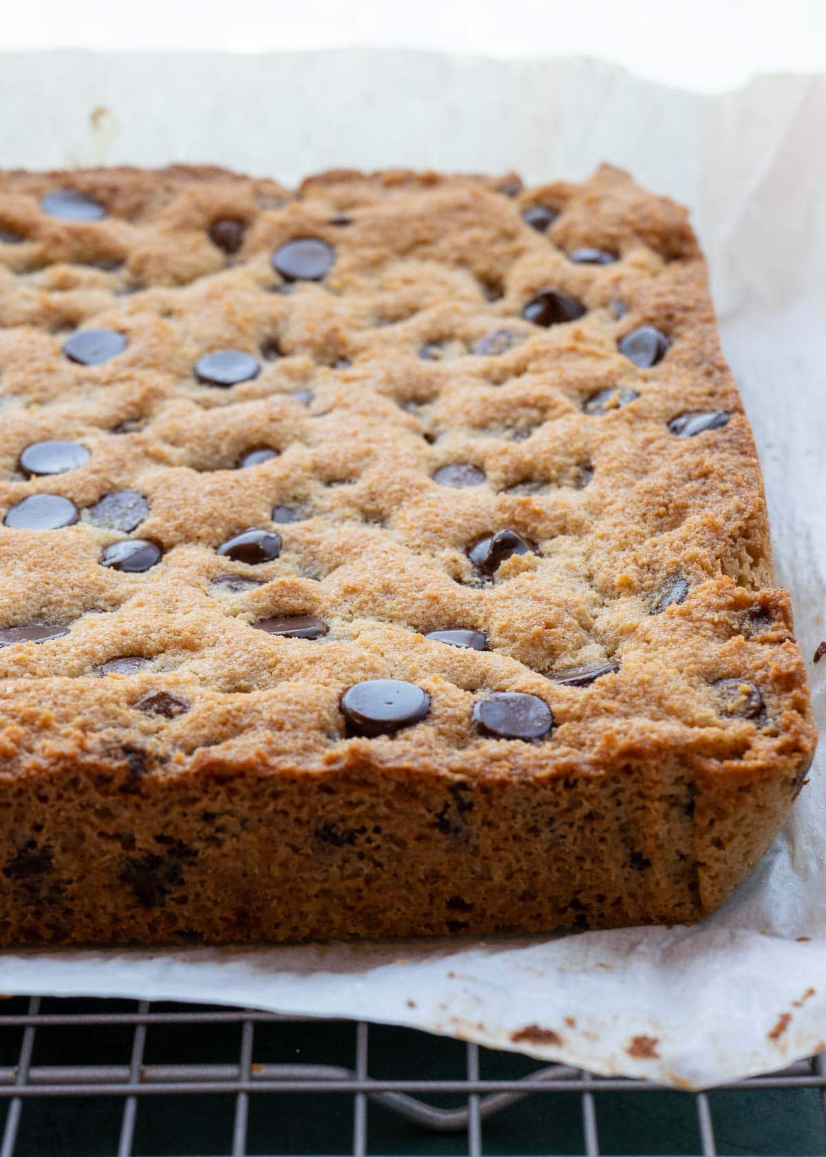 baked chocolate chip cookie bars