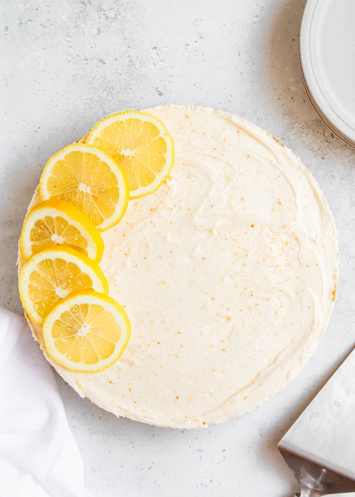 decorate no bake lemon cheesecake simply with sliced lemons on the edge