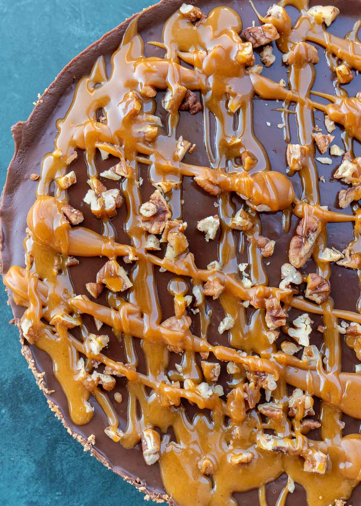 an overhead shot of caramel sauce on a cheesecake